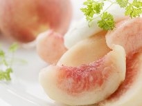 餐桌上的水果甜点