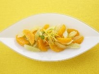 餐桌上的水果甜点
