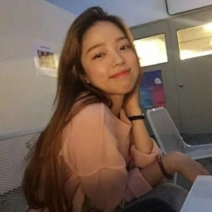 后来她一个人哭了好久 个性小女生微信头像