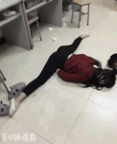 女生宿舍两个学舞蹈的妹子劈叉