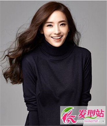 女生韩式偏分长发发型 搭肩卷发发型展轻熟女气质