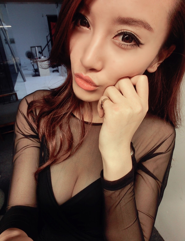 徐茜儿性感晒自拍照大眼迷人