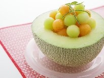 餐桌上的水果甜点