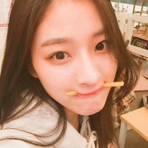 后来她一个人哭了好久 个性小女生微信头像