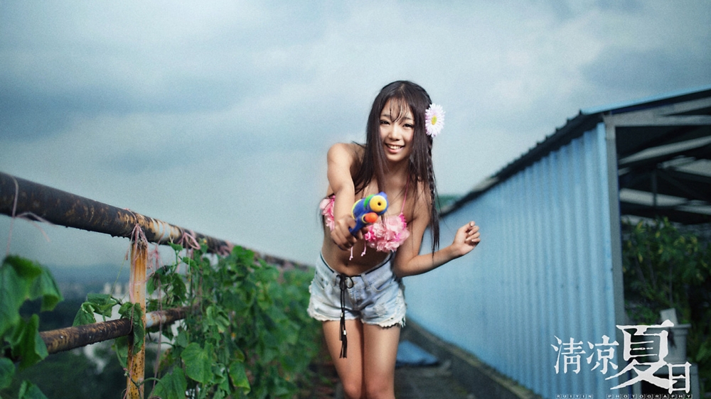 夏日比基尼巨乳美女性感玩水写真壁纸图片