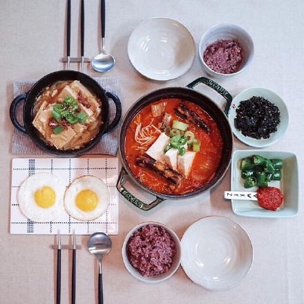 叼烟：‘你的另一半会做饭吗’‘他只会吃’.