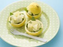 餐桌上的水果甜点