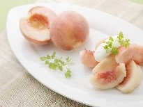 餐桌上的水果甜点