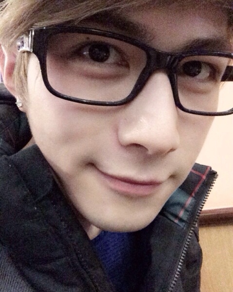 帅气型男陈学冬生活自拍照