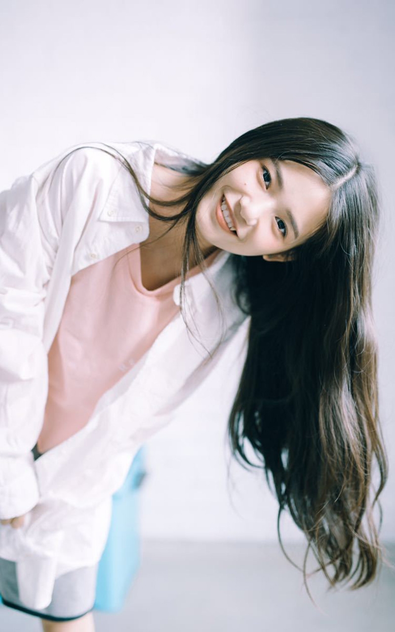 长发少女室内甜美写真手机壁纸下载