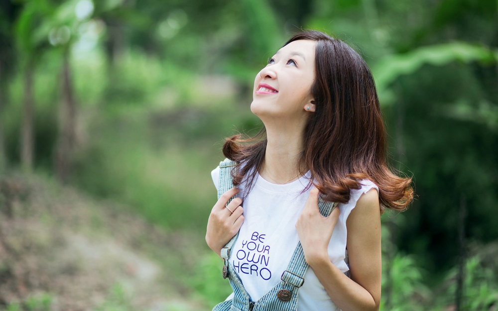 可爱背带裤邻家美女户外清新写真高清壁纸