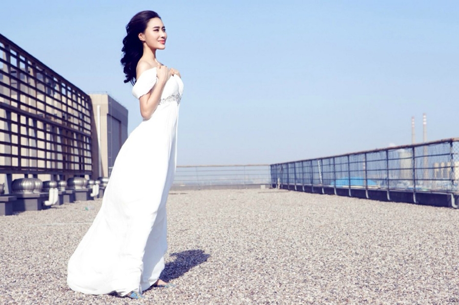 女星安金莉娅唯美白色长裙写真图集