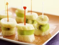 餐桌上的水果甜点
