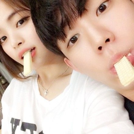 韩系95后时尚一男一女情侣图片