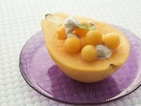 餐桌上的水果甜点