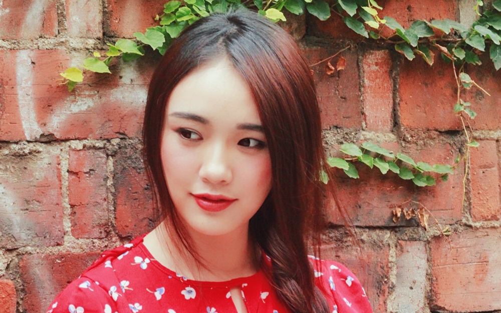 复古小美女红色连体裤写真电脑高清壁纸