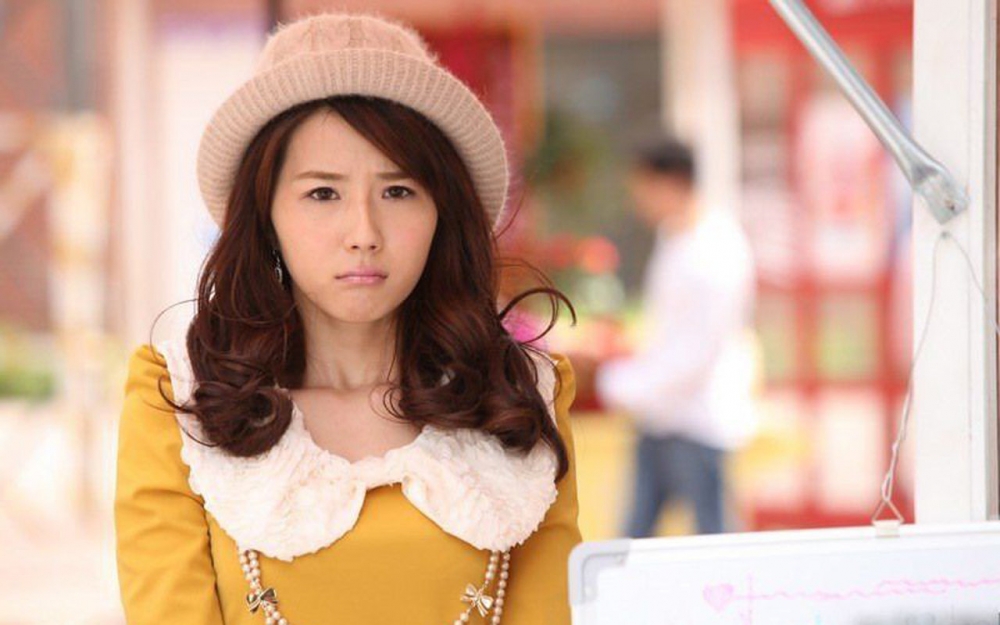方安娜桌面壁纸之可爱美女卖萌