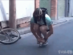 骑超级迷你的小自行车