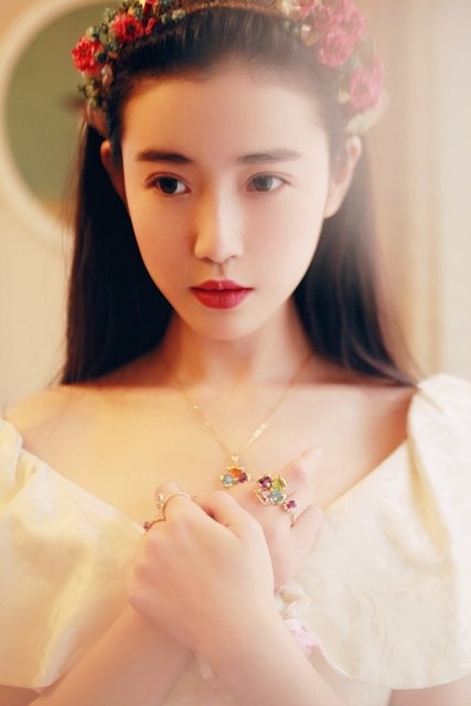 鲜花般灿烂柔美的张辛苑壁纸图片