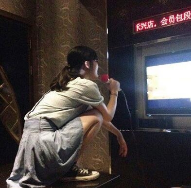 女汉子麦霸唱歌的方式