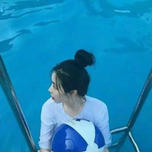 后来她一个人哭了好久 个性小女生微信头像