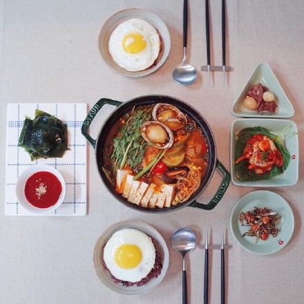 叼烟：‘你的另一半会做饭吗’‘他只会吃’.