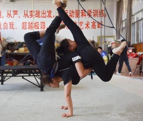 艺术队的热身运动
