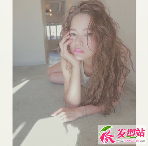 甜美少女时尚发型 空气感卷发最减龄