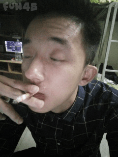 失恋抽烟哭着的男人
