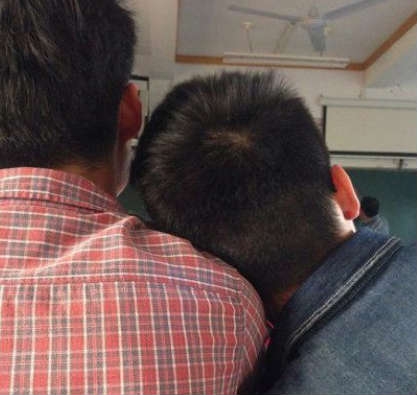 完全看不到黑板了。