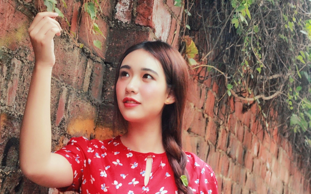复古小美女红色连体裤写真电脑高清壁纸