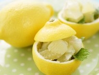 餐桌上的水果甜点