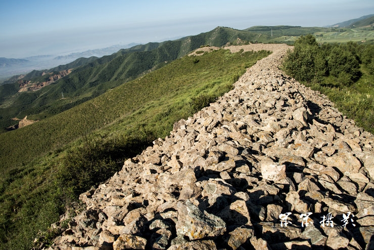 随拍高山草原上的长城
