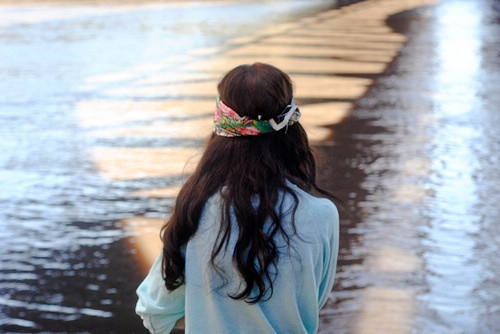 清新女孩好看图片_静静等待那份美好