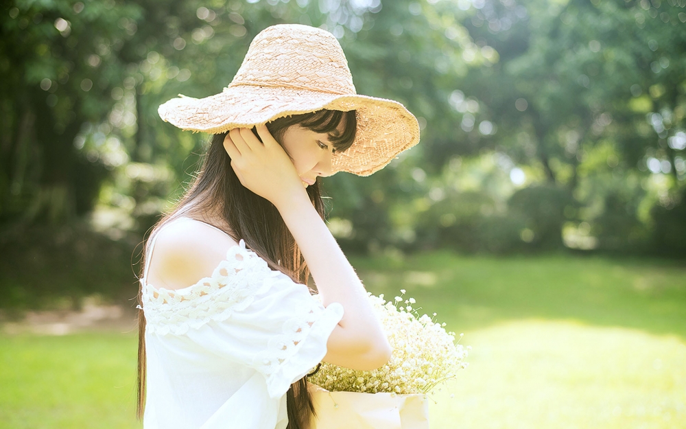 甜美少女户外唯美写真图片桌面壁纸