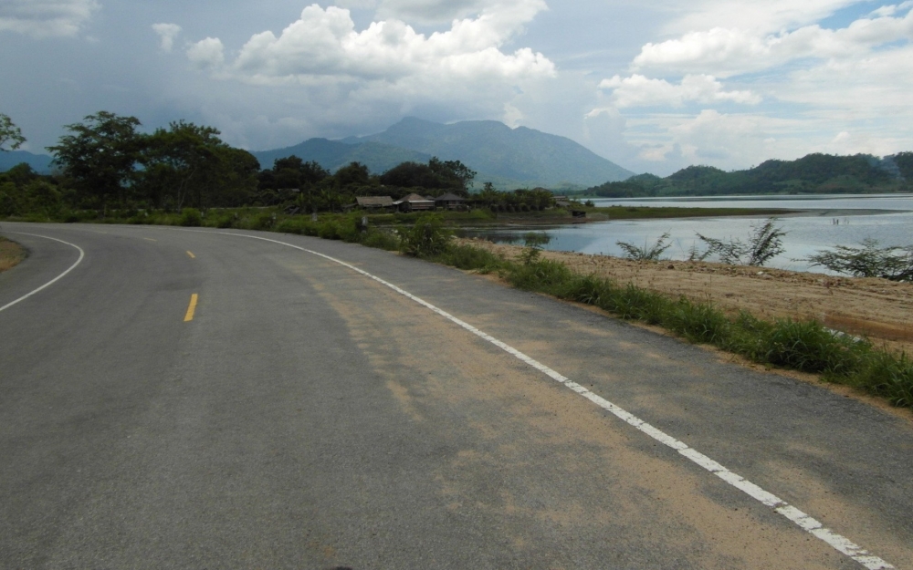 柏油公路唯美电脑桌面壁纸