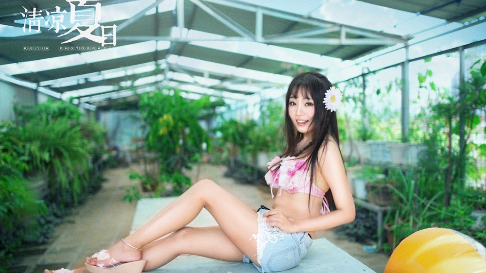 夏日比基尼巨乳美女性感玩水写真壁纸图片