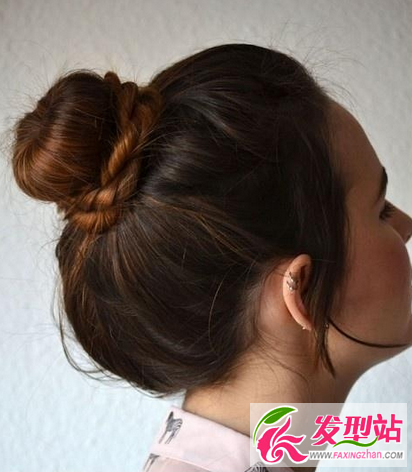 今年流行的丸子头教程 头发多怎么扎丸子头？