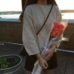 后来她一个人哭了好久 个性小女生微信头像