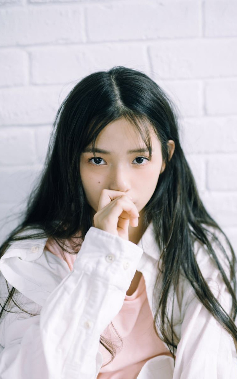 长发少女室内甜美写真手机壁纸下载