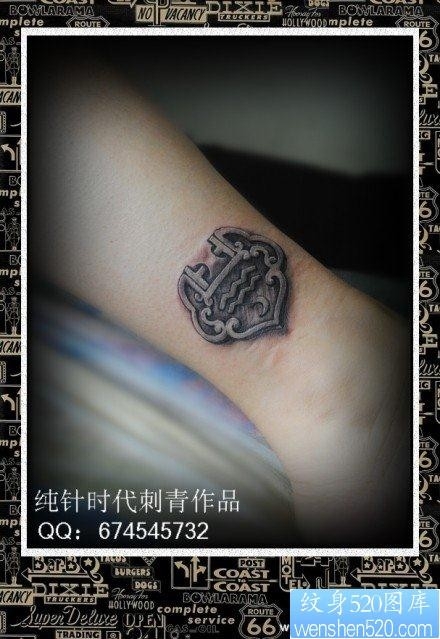 女人腿部唯美小巧的锁纹身图片