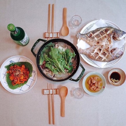 叼烟：‘你的另一半会做饭吗’‘他只会吃’.