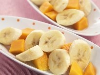 餐桌上的水果甜点