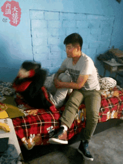 做仰卧起坐秀恩爱的搞笑gif动态图片