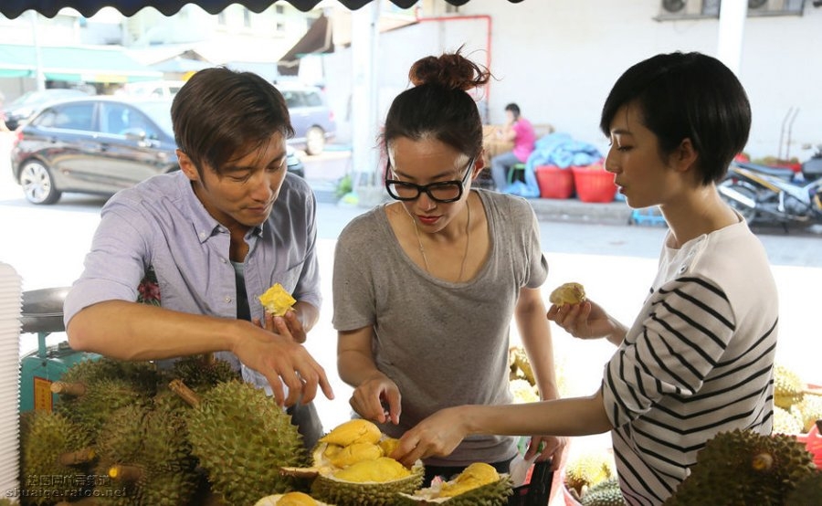 桂纶镁与谢霆锋新加坡录制《十二道锋味》