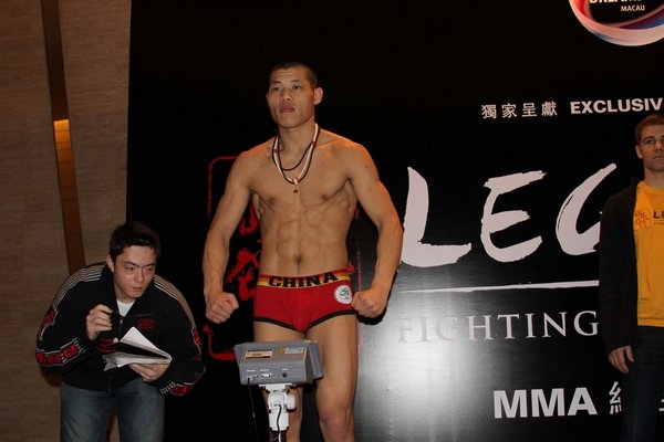 吸血魔李景亮肌肉照 帅气个性十足