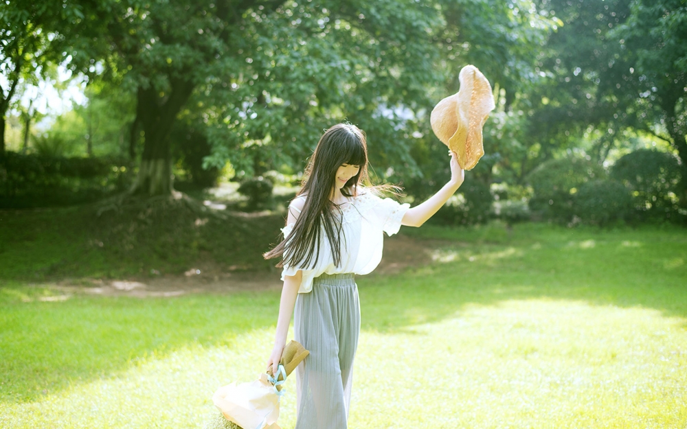甜美少女户外唯美写真图片桌面壁纸