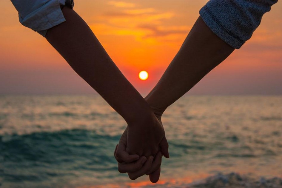 情侣手牵手浪漫夕阳图片