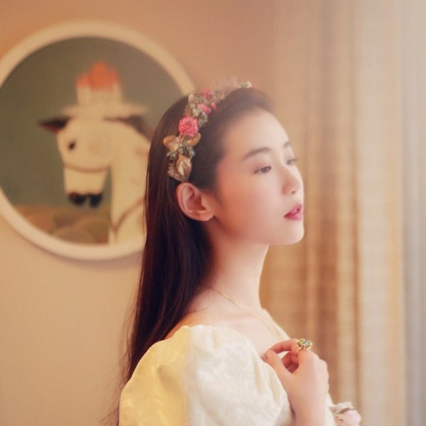 鲜花般灿烂柔美的张辛苑壁纸图片