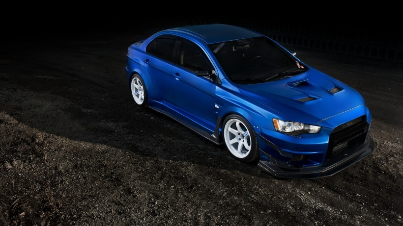 蓝色三菱Lancer Evolution汽车桌面壁纸